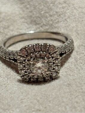 Vera Wang 14k white gold engagement ring